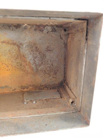 Gehäuse für ein Panzerfunkgerät der Wehrmacht , neuzeitlich lackiert, ungereinigt