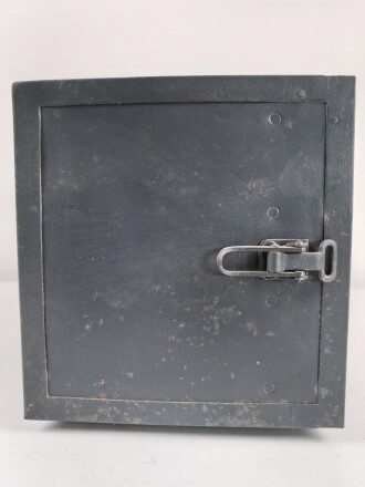 Gehäuse zum Tornister Empfänger Berta ( Torn. E.b ) der Wehrmacht. Ungereinigt, Originallack ?