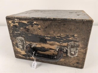 Zubehör / Ersatzteilkasten , höchstwahrscheinlich für Kriegsmarine Funkgeräte. Maße 22 x 29 x 19cm. Originallack, ungereinigtes Stück