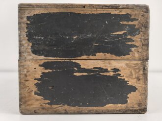 Zubehör / Ersatzteilkasten , höchstwahrscheinlich für Kriegsmarine Funkgeräte. Maße 22 x 29 x 19cm. Originallack, ungereinigtes Stück