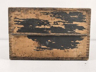 Zubehör / Ersatzteilkasten , höchstwahrscheinlich für Kriegsmarine Funkgeräte. Maße 22 x 29 x 19cm. Originallack, ungereinigtes Stück