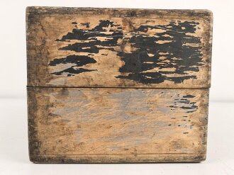 Zubehör / Ersatzteilkasten , höchstwahrscheinlich für Kriegsmarine Funkgeräte. Maße 22 x 29 x 19cm. Originallack, ungereinigtes Stück