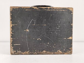 Zubehör / Ersatzteilkasten , höchstwahrscheinlich für Kriegsmarine Funkgeräte. Maße 22 x 29 x 19cm. Originallack, ungereinigtes Stück