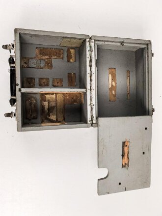 Zubehör / Ersatzteilkasten , höchstwahrscheinlich für Kriegsmarine Funkgeräte. Maße 22 x 29 x 19cm. Originallack, ungereinigtes Stück