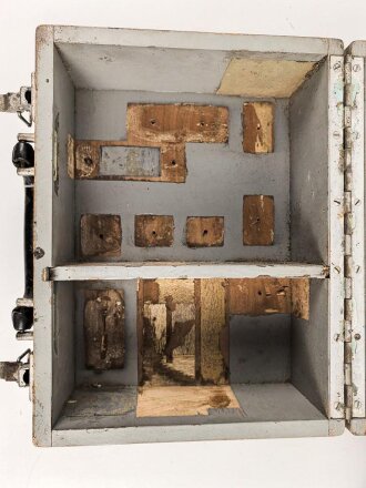 Zubehör / Ersatzteilkasten , höchstwahrscheinlich für Kriegsmarine Funkgeräte. Maße 22 x 29 x 19cm. Originallack, ungereinigtes Stück