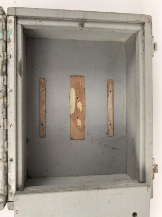 Zubehör / Ersatzteilkasten , höchstwahrscheinlich für Kriegsmarine Funkgeräte. Maße 22 x 29 x 19cm. Originallack, ungereinigtes Stück