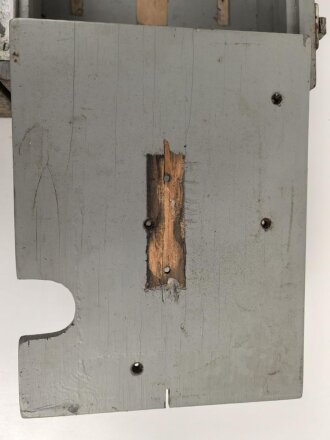 Zubehör / Ersatzteilkasten , höchstwahrscheinlich für Kriegsmarine Funkgeräte. Maße 22 x 29 x 19cm. Originallack, ungereinigtes Stück