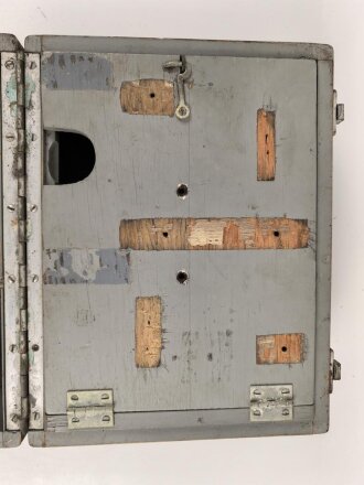 Zubehör / Ersatzteilkasten , höchstwahrscheinlich für Kriegsmarine Funkgeräte. Maße 22 x 29 x 19cm. Originallack, ungereinigtes Stück
