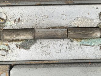 Zubehör / Ersatzteilkasten , höchstwahrscheinlich für Kriegsmarine Funkgeräte. Maße 22 x 29 x 19cm. Originallack, ungereinigtes Stück