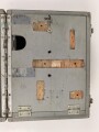 Zubehör / Ersatzteilkasten , höchstwahrscheinlich für Kriegsmarine Funkgeräte. Maße 22 x 29 x 19cm. Originallack, ungereinigtes Stück