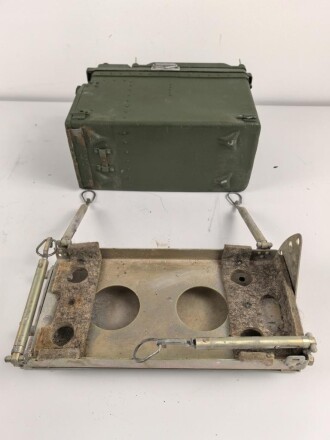 Russland, Funkgerät R-107 aus der Zeit des kalten Krieg. Im Transportkasten mit Zubehör. Funktion nicht geprüft