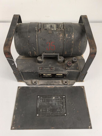Umformer U.100 a Wehrmacht. Verwendet in Fahrzeugen als Kraftquelle des 100 Watt Sender  im Gerätesatz Fu 11 in Panzerspähwagen. Originallack, Funktion nicht geprüft, datiert 1944. Bodenplatte liegt lose bei