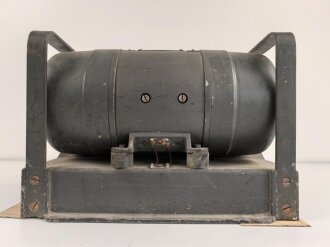 Umformer U.100 a Wehrmacht. Verwendet in Fahrzeugen als Kraftquelle des 100 Watt Sender  im Gerätesatz Fu 11 in Panzerspähwagen. Originallack, Funktion nicht geprüft, datiert 1944. Bodenplatte liegt lose bei