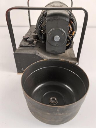 Umformer U.100 a Wehrmacht. Verwendet in Fahrzeugen als Kraftquelle des 100 Watt Sender  im Gerätesatz Fu 11 in Panzerspähwagen. Originallack, Funktion nicht geprüft, datiert 1944. Bodenplatte liegt lose bei