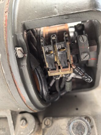 Umformer U.100 a Wehrmacht. Verwendet in Fahrzeugen als Kraftquelle des 100 Watt Sender  im Gerätesatz Fu 11 in Panzerspähwagen. Originallack, Funktion nicht geprüft, datiert 1944. Bodenplatte liegt lose bei