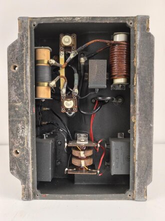 Umformer U.100 a Wehrmacht. Verwendet in Fahrzeugen als Kraftquelle des 100 Watt Sender  im Gerätesatz Fu 11 in Panzerspähwagen. Originallack, Funktion nicht geprüft, datiert 1944. Bodenplatte liegt lose bei