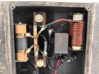 Umformer U.100 a Wehrmacht. Verwendet in Fahrzeugen als Kraftquelle des 100 Watt Sender  im Gerätesatz Fu 11 in Panzerspähwagen. Originallack, Funktion nicht geprüft, datiert 1944. Bodenplatte liegt lose bei