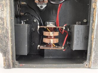 Umformer U.100 a Wehrmacht. Verwendet in Fahrzeugen als Kraftquelle des 100 Watt Sender  im Gerätesatz Fu 11 in Panzerspähwagen. Originallack, Funktion nicht geprüft, datiert 1944. Bodenplatte liegt lose bei