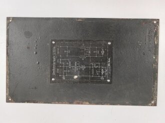 Umformer U.100 a Wehrmacht. Verwendet in Fahrzeugen als Kraftquelle des 100 Watt Sender  im Gerätesatz Fu 11 in Panzerspähwagen. Originallack, Funktion nicht geprüft, datiert 1944. Bodenplatte liegt lose bei