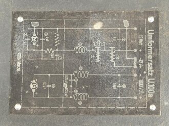 Umformer U.100 a Wehrmacht. Verwendet in Fahrzeugen als Kraftquelle des 100 Watt Sender  im Gerätesatz Fu 11 in Panzerspähwagen. Originallack, Funktion nicht geprüft, datiert 1944. Bodenplatte liegt lose bei