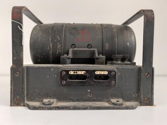 Umformer U.100 a Wehrmacht. Verwendet in Fahrzeugen als Kraftquelle des 100 Watt Sender  im Gerätesatz Fu 11 in Panzerspähwagen. Originallack, Funktion nicht geprüft, datiert 1944. Bodenplatte liegt lose bei