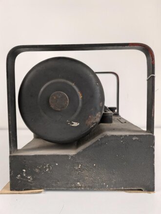 Umformer U.100 a Wehrmacht. Verwendet in Fahrzeugen als Kraftquelle des 100 Watt Sender  im Gerätesatz Fu 11 in Panzerspähwagen. Originallack, Funktion nicht geprüft, datiert 1944. Bodenplatte liegt lose bei