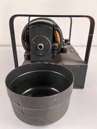 Umformer U.100 a Wehrmacht. Verwendet in Fahrzeugen als Kraftquelle des 100 Watt Sender  im Gerätesatz Fu 11 in Panzerspähwagen. Originallack, Funktion nicht geprüft, datiert 1944. Bodenplatte liegt lose bei