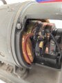 Umformer U.100 a Wehrmacht. Verwendet in Fahrzeugen als Kraftquelle des 100 Watt Sender  im Gerätesatz Fu 11 in Panzerspähwagen. Originallack, Funktion nicht geprüft, datiert 1944. Bodenplatte liegt lose bei