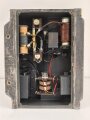 Umformer U.100 a Wehrmacht. Verwendet in Fahrzeugen als Kraftquelle des 100 Watt Sender  im Gerätesatz Fu 11 in Panzerspähwagen. Originallack, Funktion nicht geprüft, datiert 1944. Bodenplatte liegt lose bei