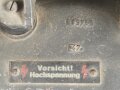 Umformer U.100 a Wehrmacht. Verwendet in Fahrzeugen als Kraftquelle des 100 Watt Sender  im Gerätesatz Fu 11 in Panzerspähwagen. Originallack, Funktion nicht geprüft, datiert 1944. Bodenplatte liegt lose bei
