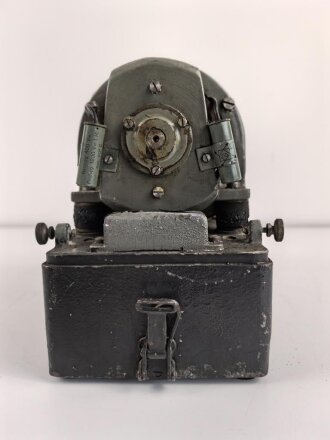 Umformer U.30a Wehrmacht. Verwendet in Fahrzeugen als Kraftquelle des 30 Watt Sender a .Originallack, Funktion nicht geprüft, datiert 1937