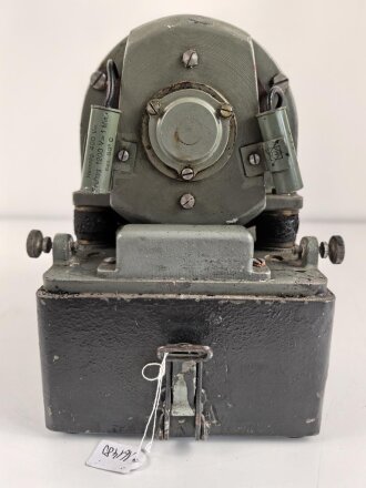 Umformer U.30a Wehrmacht. Verwendet in Fahrzeugen als Kraftquelle des 30 Watt Sender a .Originallack, Funktion nicht geprüft, datiert 1937