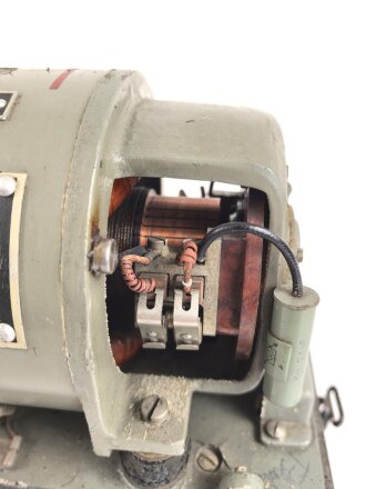 Umformer U.30a Wehrmacht. Verwendet in Fahrzeugen als Kraftquelle des 30 Watt Sender a .Originallack, Funktion nicht geprüft, datiert 1937