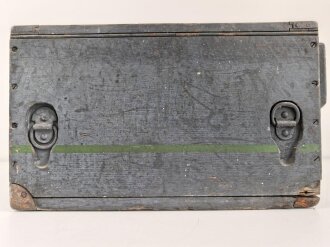 Wehrmacht, Nickelsammler " 12 NC 26 " Guter Gesamtzustand, Originallack. Funktion nicht geprüft, Deckel schliesst, lässt sich aber nicht verschliessen. Versand nur auf Palette