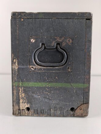 Wehrmacht, Nickelsammler " 12 NC 26 " Guter Gesamtzustand, Originallack. Funktion nicht geprüft, Deckel schliesst, lässt sich aber nicht verschliessen. Versand nur auf Palette