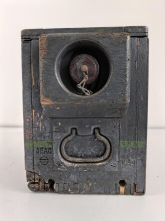 Wehrmacht, Nickelsammler " 12 NC 26 " Guter Gesamtzustand, Originallack. Funktion nicht geprüft, Deckel schliesst, lässt sich aber nicht verschliessen. Versand nur auf Palette