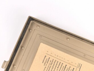 Gehäusedeckel zum Tornister Empfänger Berta der Wehrmacht. Neuzeitlich lackiert, der Beladeplan ist höchstwahrscheinlich neuzeitlich