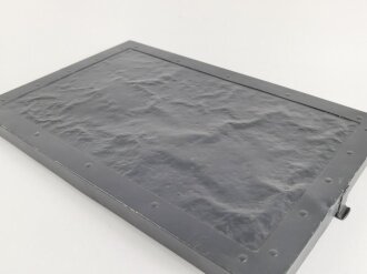 Gehäusedeckel zum Tornister Empfänger Berta der Wehrmacht. Neuzeitlich lackiert, der Beladeplan ist höchstwahrscheinlich neuzeitlich