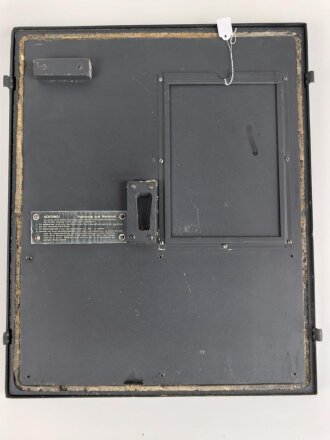 Gehäusedeckel zum Rundfunkempfänger WR1/P der Wehrmacht. Neuzeitlich lackiertes Stück, die "Ergänzung zum Merkblatt" ebenfalls neuzeitlich ergänzt