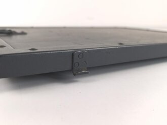 Gehäusedeckel zum Rundfunkempfänger WR1/P der Wehrmacht. Neuzeitlich lackiertes Stück, die "Ergänzung zum Merkblatt" ebenfalls neuzeitlich ergänzt