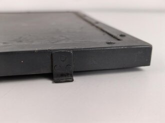 Gehäusedeckel zum Rundfunkempfänger WR1/P der Wehrmacht. Neuzeitlich lackiertes Stück, die "Ergänzung zum Merkblatt" ebenfalls neuzeitlich ergänzt