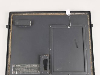 Gehäusedeckel zum Rundfunkempfänger WR1/P der Wehrmacht. Neuzeitlich lackiertes Stück, die "Ergänzung zum Merkblatt" ebenfalls neuzeitlich ergänzt