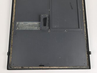 Gehäusedeckel zum Rundfunkempfänger WR1/P der Wehrmacht. Neuzeitlich lackiertes Stück, die "Ergänzung zum Merkblatt" ebenfalls neuzeitlich ergänzt