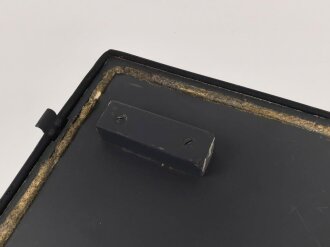 Gehäusedeckel zum Rundfunkempfänger WR1/P der Wehrmacht. Neuzeitlich lackiertes Stück, die "Ergänzung zum Merkblatt" ebenfalls neuzeitlich ergänzt