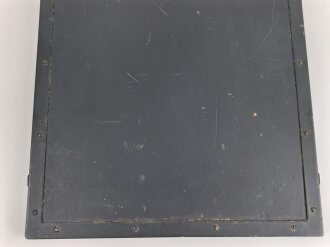 Gehäusedeckel zum Rundfunkempfänger WR1/P der Wehrmacht. Neuzeitlich lackiertes Stück, die "Ergänzung zum Merkblatt" ebenfalls neuzeitlich ergänzt