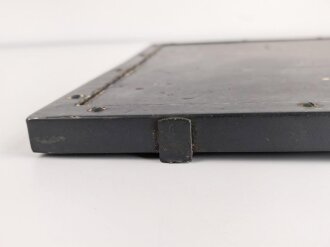 Gehäusedeckel zum Rundfunkempfänger WR1/P der Wehrmacht. Neuzeitlich lackiertes Stück, die "Ergänzung zum Merkblatt" ebenfalls neuzeitlich ergänzt