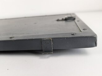 Gehäusedeckel zum Rundfunkempfänger WR1/P der Wehrmacht. Neuzeitlich lackiertes Stück, die "Ergänzung zum Merkblatt" ebenfalls neuzeitlich ergänzt