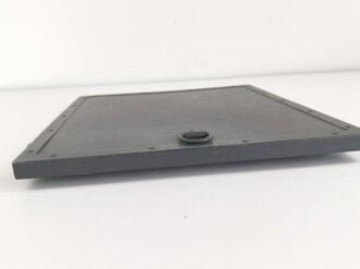 Gehäusedeckel zum Rundfunkempfänger WR1/P der Wehrmacht. Neuzeitlich lackiertes Stück, die "Ergänzung zum Merkblatt" ebenfalls neuzeitlich ergänzt