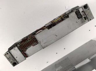 Netzteil zum Luft-Boden Einheitsempfänger E52 " Köln" der Luftwaffe. Originallack, Funktion nicht geprüft