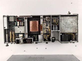 Netzteil zum Luft-Boden Einheitsempfänger E52 " Köln" der Luftwaffe. Originallack, Funktion nicht geprüft
